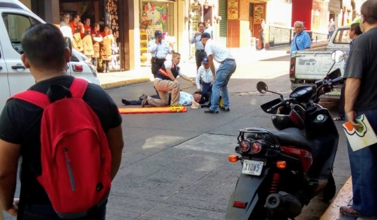 Un agente de Tránsito  fue atropellado en la calle Carrillo Puerto del centro de Xalapa; elementos de Protección Civil ayudaron al elemento; el conductor de la camioneta se dio a la fuga y posteriormente fue detenido en la avenida 20 de Noviembre por elementos de la SSP.  