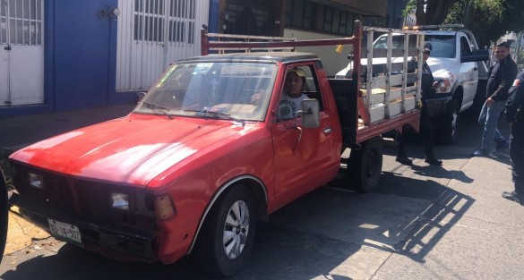 Un agente de Tránsito  fue atropellado en la calle Carrillo Puerto del centro de Xalapa; elementos de Protección Civil ayudaron al elemento; el conductor de la camioneta se dio a la fuga y posteriormente fue detenido en la avenida 20 de Noviembre por elementos de la SSP.  