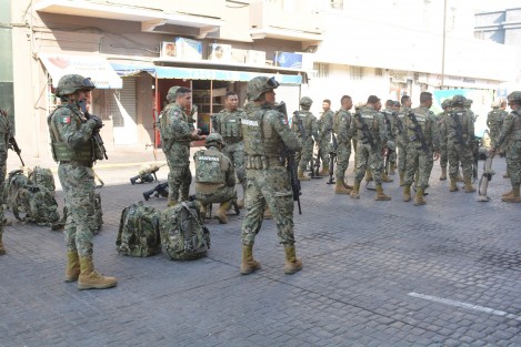  Participaron cadetes de la Heroica Escuela Militar Naval, alumnos de la Escuela Náutica Mercante y elementos de la  Primera Zona Naval Militar y la Banda Sinfónica de la misma.