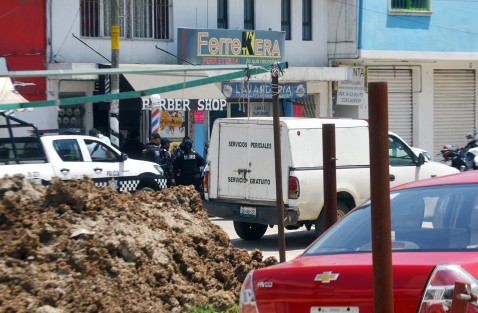 Dos hermanos de nombre Kevin y Jesús, de 20 y 25 años, fueron ejecutados  en el interior de una barbería ubicada en la Avenida de la República, frente a los condominios de la Unidad Habitacional Agua Santa 2. Personal de la SSP acordonó el lugar de los hechos mientras llegaban los peritos..