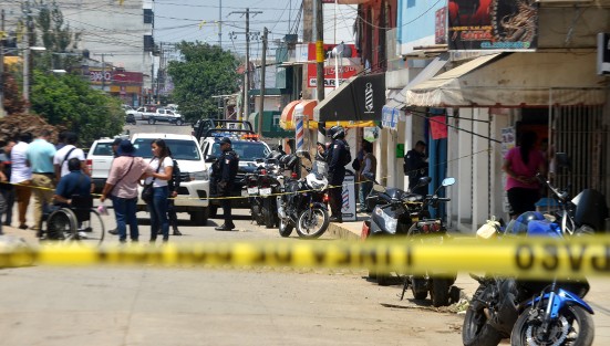 Dos hermanos de nombre Kevin y Jesús, de 20 y 25 años, fueron ejecutados  en el interior de una barbería ubicada en la Avenida de la República, frente a los condominios de la Unidad Habitacional Agua Santa 2. Personal de la SSP acordonó el lugar de los hechos mientras llegaban los peritos..