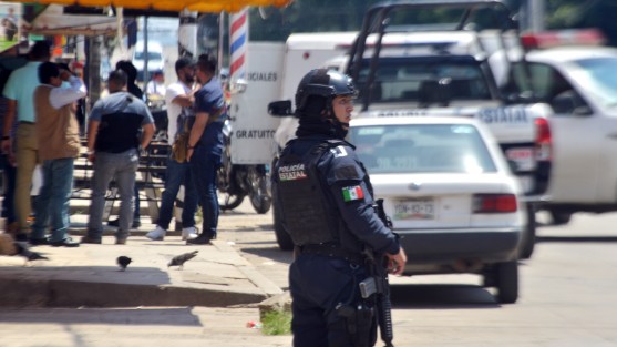 Dos hermanos de nombre Kevin y Jesús, de 20 y 25 años, fueron ejecutados  en el interior de una barbería ubicada en la Avenida de la República, frente a los condominios de la Unidad Habitacional Agua Santa 2. Personal de la SSP acordonó el lugar de los hechos mientras llegaban los peritos..
