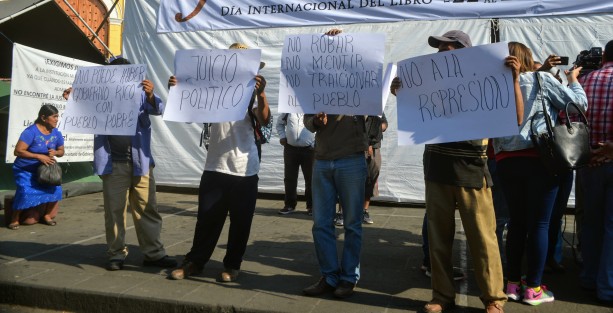 Habitantes de Chumatlán  con pancartas denuncian el saqueo de piedra de río  por parte del alcalde de aquel municipio.  