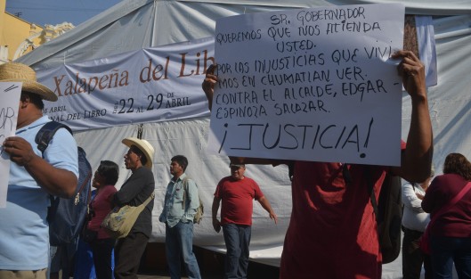 Incluso dicen que el saqueo ya llegó a un vado que utilizan para atravesar el río. Personal de política regional los atendió.  