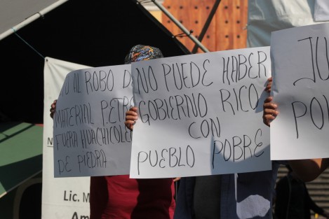Habitantes de Chumatlán denuncian saqueo de piedra de río como negocio de su alcalde. Piden a las autoridades detengan el deterioro ecológico y se castigue a los responsables.