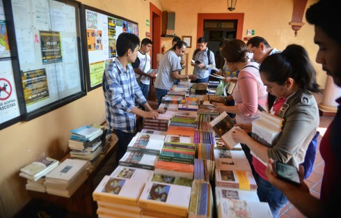 En las instalaciones de Radio UV, la editora de esta casa de estudios y la librería Rayuela ofertan títulos desde 10 y hasta 100 pesos, permanecerán ahí hasta las 7 de la noche.  