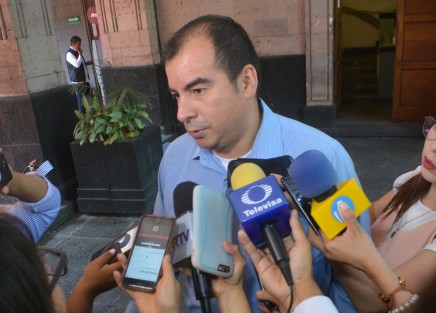 Javier Valencia Hernández, director estatal de los Servicios Periciales,  confirmó que, ante la magnitud de la fosa encontrada en el centro de Veracruz, el área a su cargo compró congeladores con capacidad para recibir 400 cuerpos.  