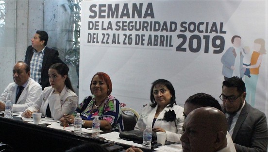Con la finalidad de continuar con la revisión de las propuestas de reforma a la Ley de los Derechos de las Personas Adultas Mayores del Estado, así como las modificaciones a diversos artículos de la misma, se llevó a cabo, en el Palacio Legislativo, la tercera mesa de trabajo con los grupos que representan a las asociaciones de adultos mayores.