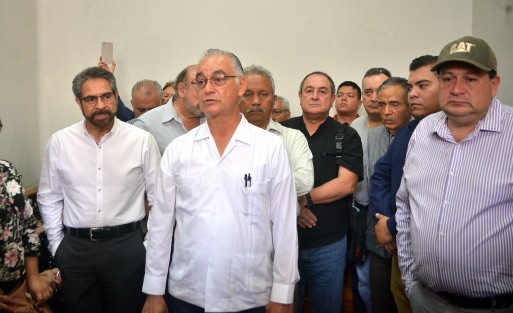 Empresarios SOS encabezados por Jesús Castañeda dieron primeramente una conferencia de prensa a las afuera de Palacio de Gobierno mientras sus compañeros esperaban en el interior del inmueble.  