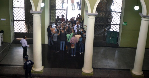 Posteriormente se acercó a una de las puertas para solicitar audiencia con el gobernador Cuitláhuac García; personal de seguridad lo hicieron esperar alrededor de 15 minutos mientras sus compañeros gritaban que los dejaran pasar. 
