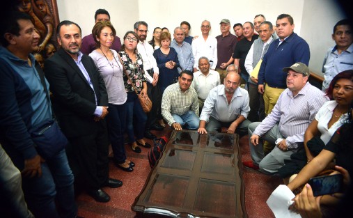 Finalmente los empresarios fueron recibidos en la oficina del gobernador y dijeron que ahí esperarán  hasta con él y nadie más, ya que dicen estar cansados de promesas que no importa el tiempo que tome.  
