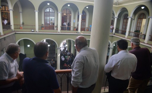 Finalmente los empresarios fueron recibidos en la oficina del gobernador y dijeron que ahí esperarán hasta con él y nadie más, ya que dicen estar cansados de promesas que no importa el tiempo que tome.  