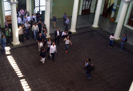 Finalmente los empresarios fueron recibidos en la oficina del gobernador y dijeron que ahí esperarán hasta con él y nadie más, ya que dicen estar cansados de promesas que no importa el tiempo que tome.  
