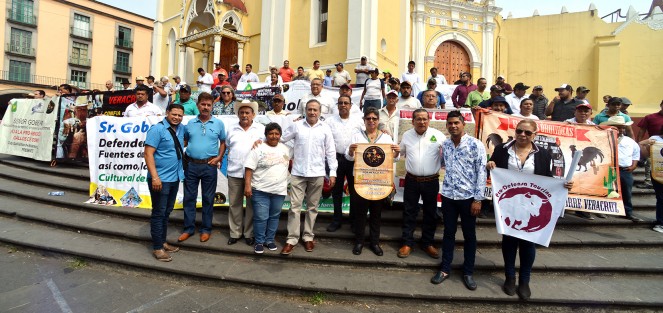 El presidente de la Comisión Mexicana de Promoción GallÍstica, Efraín Rábago Echegoyen, y varios miembros de asociones de este rubro, se concentraron en plaza Lerdo  en espera de una audiencia que tenían con gente de gobierno donde pedirían que la actividad gallera recupere su legalidad.  