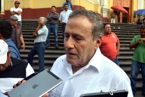 El presidente de la Comisión Mexicana de Promoción GallÍstica, Efraín Rábago Echegoyen, y varios miembros de asociones de este rubro, se concentraron en plaza Lerdo  en espera de una audiencia que tenían con gente de gobierno donde pedirían que la actividad gallera recupere su legalidad.  