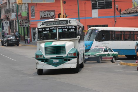 Sin autorización de Tránsito y Transporte transportistas urbanos en Xalapa están cancelando el subsidio para estudiantes y tercera edad, incluso sin unificar la justificación. Unos dicen que por vacaciones, otros porque ya todos cobran las becas de AMLO, y otros más porque ya tienen autorización de Tránsito del Estado. 