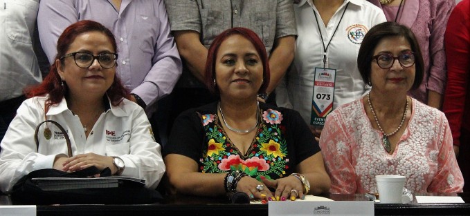 Durante el tercer día de actividades de la Semana de la Seguridad Social, la diputada Adriana Esther Martínez Sánchez, presidenta de la Comisión Permanente de Trabajo y Previsión Social de la LXV Legislatura, recibió a funcionarios del Instituto de Pensiones del Estado (IPE), encabezados por su directora general, Daniela Guadalupe Griego Ceballos.  