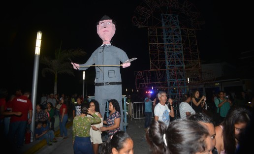 Con la quema del Fiscal Winckler como el Mal Humor, inició el Carnaval de la Feria de la Pesca en Alvarado, con miles de asistentes que disfrutaron de la música, los fuegos pirotécnicos y la presentación del comediante Johnny Cantarell, en el escenario instalado en el bulevar ribereño. 