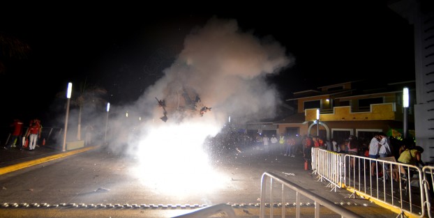 Con la quema del Fiscal Winckler como el Mal Humor, inició el Carnaval de la Feria de la Pesca en Alvarado, con miles de asistentes que disfrutaron de la música, los fuegos pirotécnicos y la presentación del comediante Johnny Cantarell, en el escenario instalado en el bulevar ribereño. 