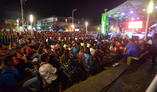 Con la quema del Fiscal Winckler como el Mal Humor, inició el Carnaval de la Feria de la Pesca en Alvarado, con miles de asistentes que disfrutaron de la música, los fuegos pirotécnicos y la presentación del comediante Johnny Cantarell, en el escenario instalado en el bulevar ribereño.