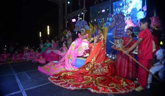 Este jueves fue la coronación oficial de la Corte Infantil del Carnaval de la Feria de la Pesca 2019, en Alvarado, Veracruz. El alcalde Bogar Ruiz y su esposa Mayra Ramón Hernández fueron los testigos de honor de este gran evento familiar realizado en el malecón ribereño de esta ciudad