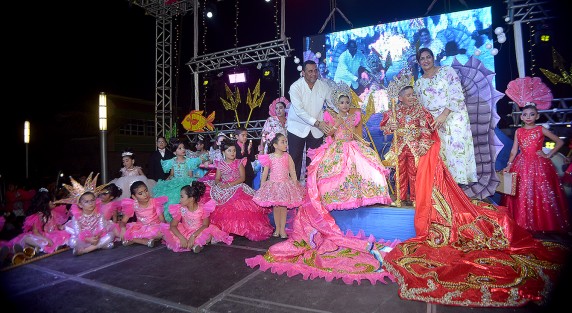 Este jueves fue la coronación oficial de la Corte Infantil del Carnaval de la Feria de la Pesca 2019, en Alvarado, Veracruz. El alcalde Bogar Ruiz y su esposa Mayra Ramón Hernández fueron los testigos de honor de este gran evento familiar realizado en el malecón ribereño de esta ciudad