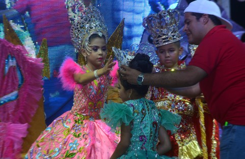 Este jueves fue la coronación oficial de la Corte Infantil del Carnaval de la Feria de la Pesca 2019, en Alvarado, Veracruz. El alcalde Bogar Ruiz y su esposa Mayra Ramón Hernández fueron los testigos de honor de este gran evento familiar realizado en el malecón ribereño de esta ciudad