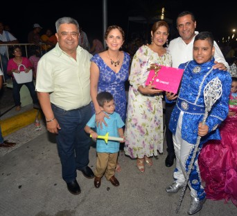 Este jueves fue la coronación oficial de la Corte Infantil del Carnaval de la Feria de la Pesca 2019, en Alvarado, Veracruz. El alcalde Bogar Ruiz y su esposa Mayra Ramón Hernández fueron los testigos de honor de este gran evento familiar realizado en el malecón ribereño de esta ciudad. 