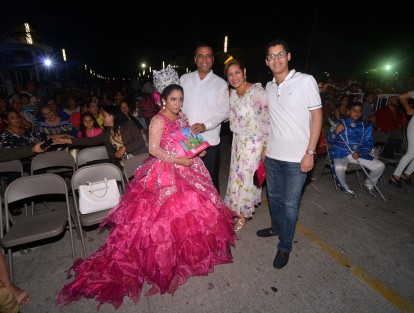 Este jueves fue la coronación oficial de la Corte Infantil del Carnaval de la Feria de la Pesca 2019, en Alvarado, Veracruz. El alcalde Bogar Ruiz y su esposa Mayra Ramón Hernández fueron los testigos de honor de este gran evento familiar realizado en el malecón ribereño de esta ciudad. 