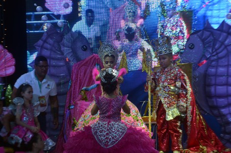 Este jueves fue la coronación oficial de la Corte Infantil del Carnaval de la Feria de la Pesca 2019, en Alvarado, Veracruz. El alcalde Bogar Ruiz y su esposa Mayra Ramón Hernández fueron los testigos de honor de este gran evento familiar realizado en el malecón ribereño de esta ciudad. 
