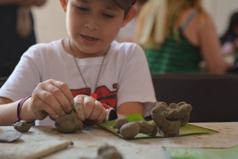 También se llevan a cabo talleres de modelado en barro para niños y el taller de zapateado para el público en general. 
