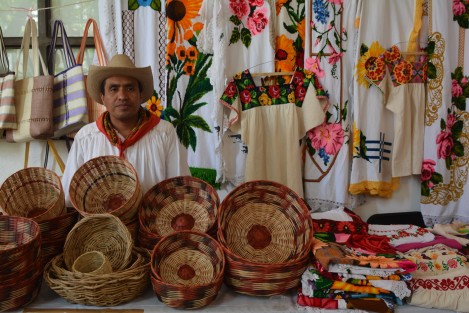 Trabajos como tallado en madera, artesanías de barro, papel periódico y zargazo, trabajo artesanal en palma, vestidos teñidas de manta, etc., son solo algunos de los muchos tipos de productos que podrá encontrar en esta feria que estará hasta el Sábado 27 de abril, entrada gratuita.