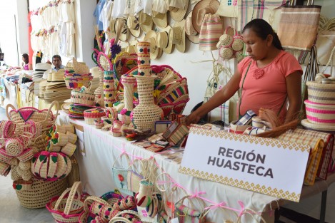 Trabajos como tallado en madera, artesanías de barro, papel periódico y zargazo, trabajo artesanal en palma, vestidos teñidas de manta, etc., son solo algunos de los muchos tipos de productos que podrá encontrar en esta feria que estará hasta el Sábado 27 de abril, entrada gratuita.