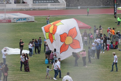 Cientos de personas acudieron al evento del Desfile de la Flores y los Globos, organizado por la llamada Junta de Mejoras de Xalapa, aunque la deficiencia en el sonido deslució un poco el mismo, los artesanos de San Andrés Tuxtla lucieron sus globos pese al viento que soplaba. 