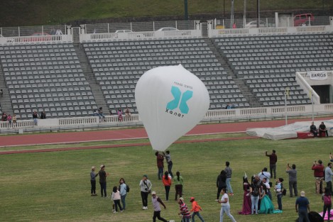 Cientos de personas acudieron al evento del Desfile de la Flores y los Globos, organizado por la llamada Junta de Mejoras de Xalapa, aunque la deficiencia en el sonido deslució un poco el mismo, los artesanos de San Andrés Tuxtla lucieron sus globos pese al viento que soplaba. 