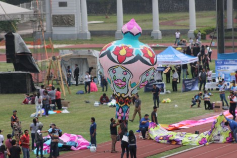 Cientos de personas acudieron al evento del Desfile de la Flores y los Globos, organizado por la llamada Junta de Mejoras de Xalapa, aunque la deficiencia en el sonido deslució un poco el mismo, los artesanos de San Andrés Tuxtla lucieron sus globos pese al viento que soplaba. 