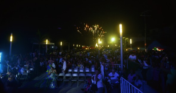 Con un gran ambiente festivo, este viernes 26 de abril se llevó a cabo la coronación de la Corte Real, con Jimmy López como Rey de la Alegría; y Raysa I, como soberana del Carnaval Feria de la Pesca Alvarado 2019. Ambos fueron coronados por el alcalde Bogar Ruiz y su esposa Mayra Ramón Hernández.