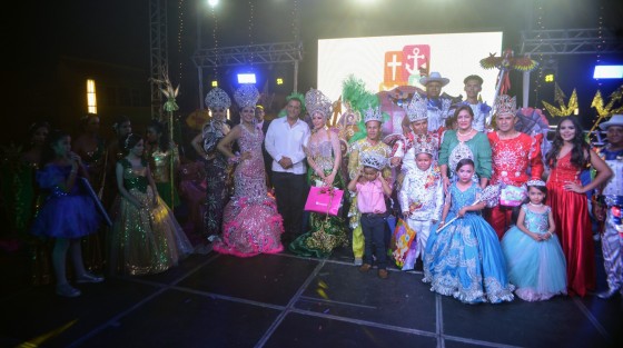 Con un gran ambiente festivo, este viernes 26 de abril se llevó a cabo la coronación de la Corte Real, con Jimmy López como Rey de la Alegría; y Raysa I, como soberana del Carnaval Feria de la Pesca Alvarado 2019. Ambos fueron coronados por el alcalde Bogar Ruiz y su esposa Mayra Ramón Hernández.