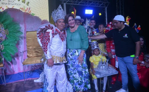 Con un gran ambiente festivo, este viernes 26 de abril se llevó a cabo la coronación de la Corte Real, con Jimmy López como Rey de la Alegría; y Raysa I, como soberana del Carnaval Feria de la Pesca Alvarado 2019. Ambos fueron coronados por el alcalde Bogar Ruiz y su esposa Mayra Ramón Hernández.