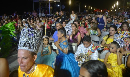 Con un gran ambiente festivo, este viernes 26 de abril se llevó a cabo la coronación de la Corte Real, con Jimmy López como Rey de la Alegría; y Raysa I, como soberana del Carnaval Feria de la Pesca Alvarado 2019. Ambos fueron coronados por el alcalde Bogar Ruiz y su esposa Mayra Ramón Hernández.
