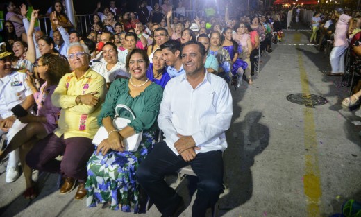 Con un gran ambiente festivo, este viernes 26 de abril se llevó a cabo la coronación de la Corte Real, con Jimmy López como Rey de la Alegría; y Raysa I, como soberana del Carnaval Feria de la Pesca Alvarado 2019. Ambos fueron coronados por el alcalde Bogar Ruiz y su esposa Mayra Ramón Hernández.