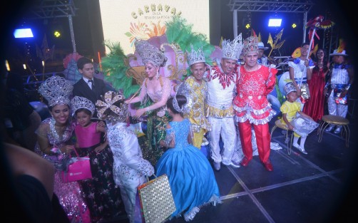 Con un gran ambiente festivo, este viernes 26 de abril se llevó a cabo la coronación de la Corte Real, con Jimmy López como Rey de la Alegría; y Raysa I, como soberana del Carnaval Feria de la Pesca Alvarado 2019. Ambos fueron coronados por el alcalde Bogar Ruiz y su esposa Mayra Ramón Hernández.