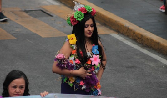 Breve, compacto pero alegre, el Desfile de las Flores y el Globo 2019, se realizó por unas cuadras del centro de Xalapa.