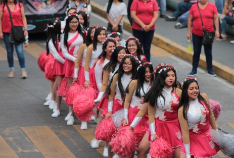 Breve, compacto pero alegre, el Desfile de las Flores y el Globo 2019, se realizó por unas cuadras del centro de Xalapa.