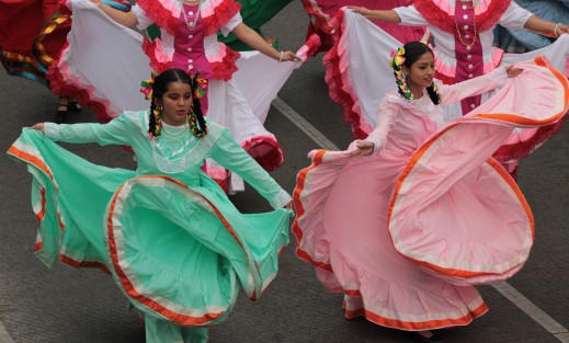 Breve, compacto pero alegre, el Desfile de las Flores y el Globo 2019, se realizó por unas cuadras del centro de Xalapa. 