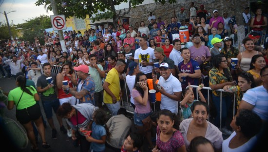 Miles de personas salen a la calle principal para disfrutar de las comparsas y los carros alegóricos. 