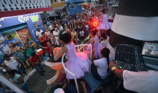 Miles de personas salen a la calle principal para disfrutar de las comparsas y los carros alegóricos. 