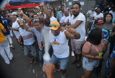 Miles de personas salen a la calle principal para disfrutar de las comparsas y los carros alegóricos. 