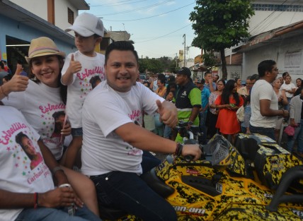 Miles de personas salen a la calle principal para disfrutar de las comparsas y los carros alegóricos. 