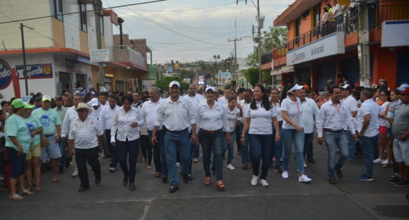 El alcalde Boga Ruiz en compañía del personal del ayuntamiento participó del desfile.  